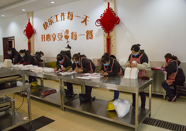 01  2020年2月14日星期五早晨九點到十點，服務(wù)人員在認(rèn)真核對一線職工的訂飯清單.jpg