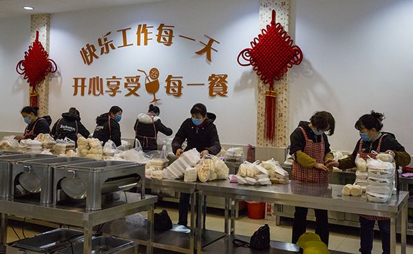 08  將每個崗位的飯菜都精心核對分裝好，以免出錯.jpg