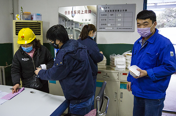 14  為了方便職工，現(xiàn)場進行刷卡.jpg