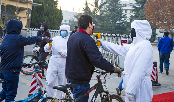 06 北門執(zhí)勤人員配合醫(yī)務(wù)人員為職工測(cè)體溫。.jpg