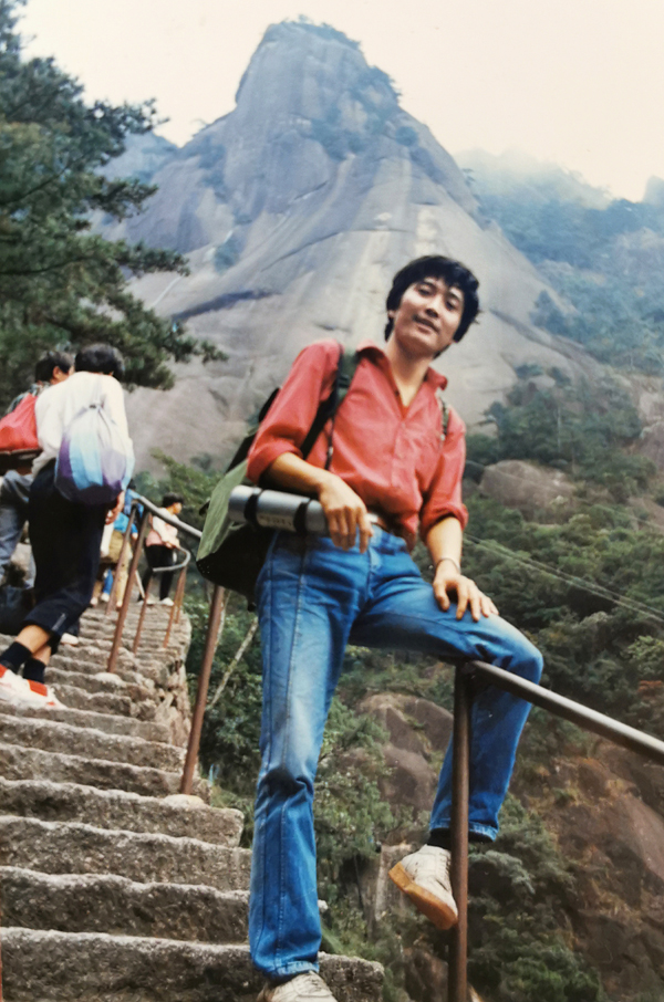 002 險峭雄奇，氣勢博大，在黃山群峰中，最為雄偉壯麗。天都峰是鳥瞰黃山壯麗全景的理想之處，因此人們說，不登天都峰，等于一場空。0.jpg