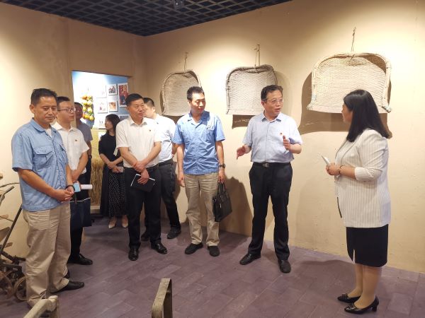 渭化集團(tuán)黨委副書記、董事、工會主席馮曉宏在五星村調(diào)研鄉(xiāng)村振興工作，參觀村史館3.jpg