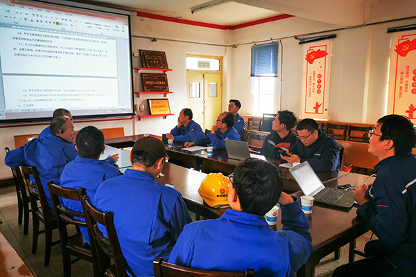 4月4日下午，物料車間召開三期循環(huán)水優(yōu)化節(jié)能項目首次推進會。參會人員有生產(chǎn)部、計控電儀部負責人員及物料車間主任、副主任、技術員。拍攝人：物料車間杜玲(副圖）.jpg