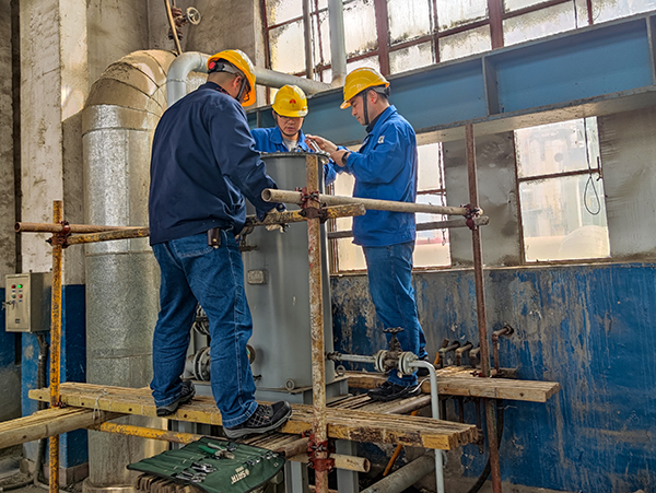 4月4日，合成車間安全技術(shù)員董子旭、設(shè)備技術(shù)組組長谷成駿、設(shè)備技術(shù)員呂玉亮進(jìn)行發(fā)電機(jī)油濾芯自主維修工作。.jpg