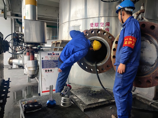 4月8日，氣化爐爐內(nèi)進(jìn)人檢修畫面。.jpg