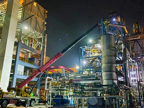 19日23：30，合成車間灰水處理工段吊裝人員正在將閥門吊下 (1).jpg