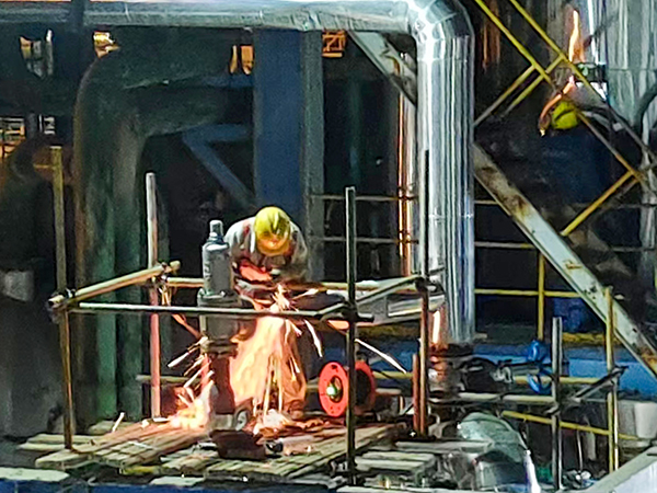 19日22：00，合成車間灰水處理工段檢修人員正在對漏點進行焊接作業(yè) (1).jpg