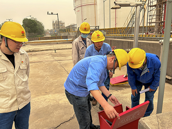 4月20日下午，生產(chǎn)部黨員殷常亮、王亮、王小平、莊林在二甲醚罐區(qū)檢查滅火器材.jpg