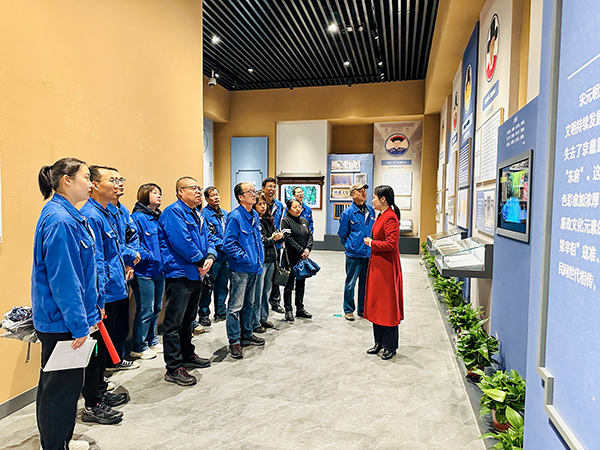 4月22日上午，物料車間黨支部組織黨員領(lǐng)導(dǎo)干部及行使公權(quán)力人員同家庭成員共赴渭南市博物館廉政廳，開展以“廉潔文化進(jìn)家庭 筑牢倡廉家防線”為主題的警示教育活動-講解員介紹展廳.jpg