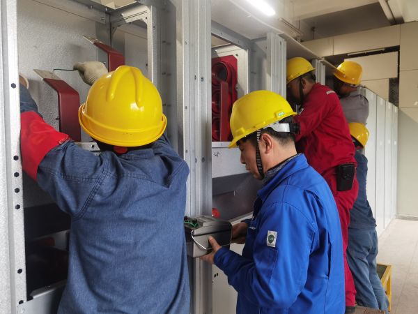 5月5日，檢修人員正在對開關柜進行絕緣檢查.jpg