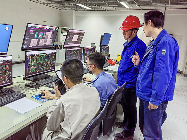 5月13日，動(dòng)力車間三期鍋爐控制室，DCS改造工藝、儀表、電氣等部門聯(lián)合調(diào)試，車間主任姜軍虎與技術(shù)員畢加佳查看調(diào)試過程.jpg