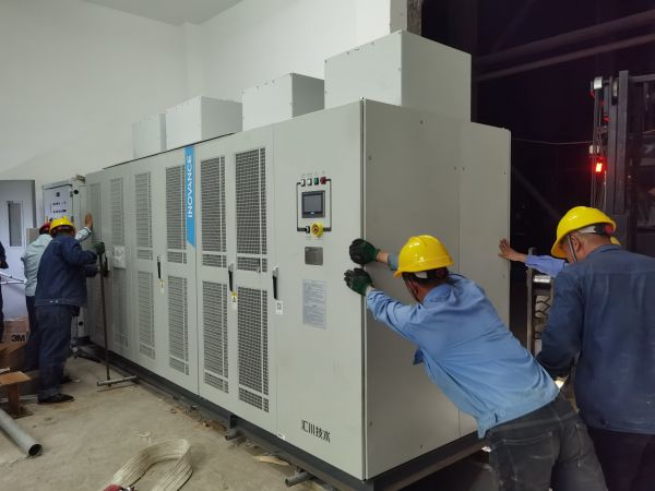 5月13日晚，變頻改造小組日夜奮戰(zhàn)進行變頻升級改造.jpg
