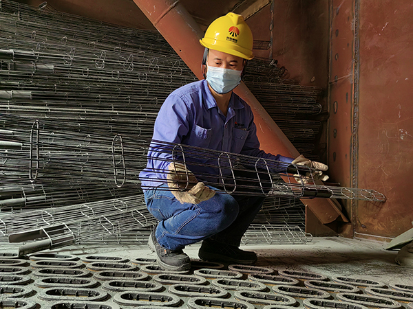 5月14日，動(dòng)力車間三期脫硫塔，運(yùn)行人員劉凱正在檢查脫硫布袋的袋籠.jpg