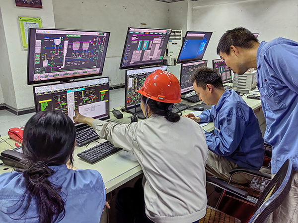 5月13日，動(dòng)力車間三期控制室，DCS調(diào)試將一、二期氨水制備工程師站遷移至三期.jpg