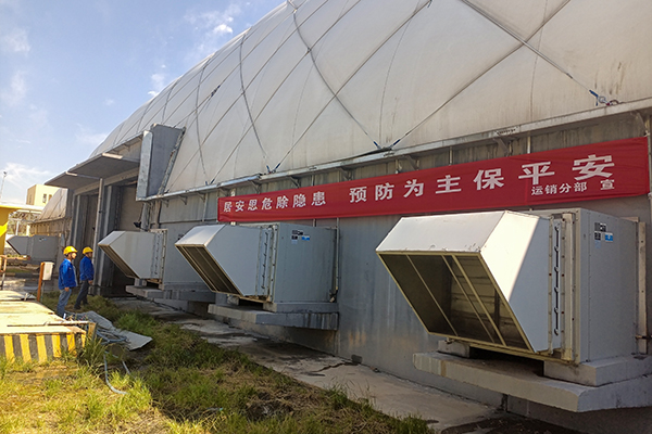 6月7日，運(yùn)銷分部，張海波、曹侃、李智民等人員，在氣膜棚排查隱患運(yùn)銷分部 伍思盈 攝.jpg