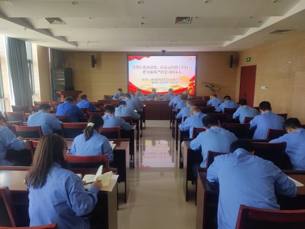 6月20日，渭化集團(tuán)公司黨委委員、副總經(jīng)理、彬州公司總經(jīng)理趙亞周，在彬州公司三樓會(huì)議室講主題教育黨課。圖為 制氣車(chē)間黨支部，聯(lián)合黨支部在彬黨員聽(tīng)課畫(huà)面。.jpg