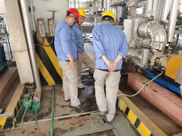 6月中旬，尿素車間工藝主任王慶振帶技術(shù)組開(kāi)展隱患排查.jpg