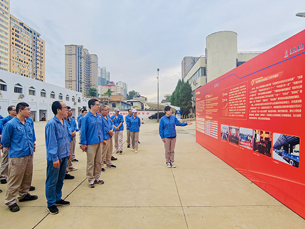 2023.7.6上午、物料車間黨支部、科技發(fā)展部黨支部黨員觀看觀“奮進(jìn)新征程·建功新時代”渭化集團(tuán)發(fā)展成果展--講解員介紹黨建引領(lǐng)成果展   600.jpg