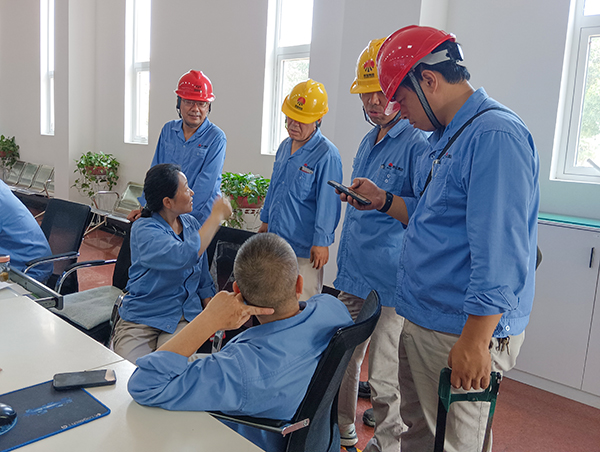 7月19 日，副部長劉勇、主任工程師馬曉華等人在一期控制室與工藝負(fù)責(zé)人就在線作業(yè)進(jìn)行安全風(fēng)險(xiǎn)評估交流.jpg