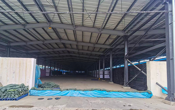 2023年8月4日運(yùn)銷(xiāo)市場(chǎng)部員工根據(jù)天氣預(yù)報(bào)黃色預(yù)警提前對(duì)尿素庫(kù)區(qū)進(jìn)行圍擋1    600.jpg