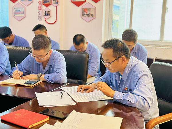 9月18日下午，物料車(chē)間黨支部紀(jì)檢委員孫文田為全體黨員講授廉潔主題黨課。 (3).JPG