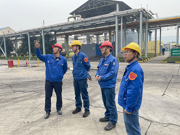 10月11日，趙強(qiáng)來到氣化裝置區(qū)對變換爐觸媒更換檢修進(jìn)度進(jìn)行了解指導(dǎo).jpg