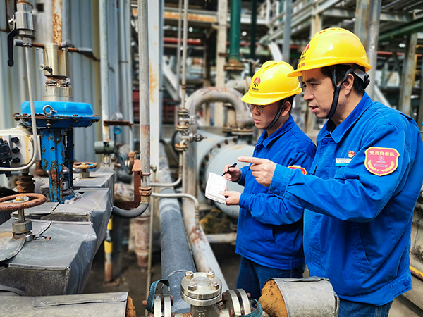 600 圖二：12日下午13時(shí)，在動(dòng)力車(chē)間氨區(qū)，趁著午飯休息的空擋，公司勞模安朝陽(yáng)給90后徒弟岳維哲講解流化床鍋爐氨水配置注意事項(xiàng)。.jpg