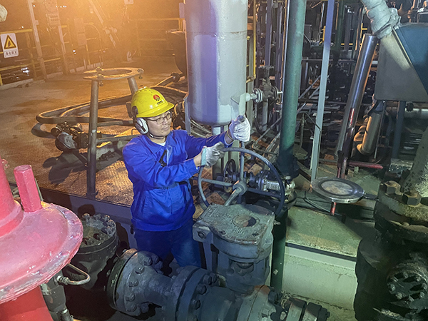 10月7日1：00，班組人員隔離氣化爐煤漿管線，做吹掃前準(zhǔn)備 合成車間  張龍厚.jpg