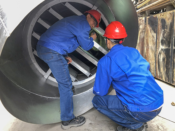 10月17日公司總工程師在動力2#鍋爐旁，查看新消音器內部結構   600.jpg