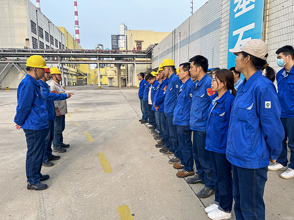 合成車間晨會上，王東亮正在進行安全叮囑.jpg