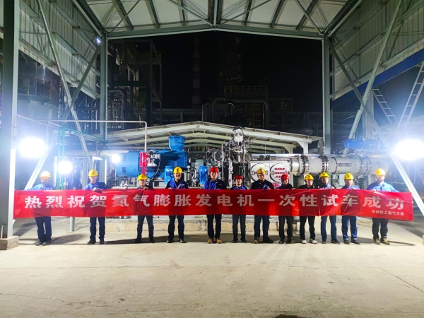 圖1 制氣車間氮?dú)馀蛎洐C(jī)一次試車成功合影留念。全俊杰 攝 (2).jpg