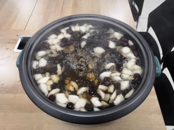 圖2 12月8日，交接班室熬煮一大鍋冰糖雪梨湯。肖歡  攝.jpg