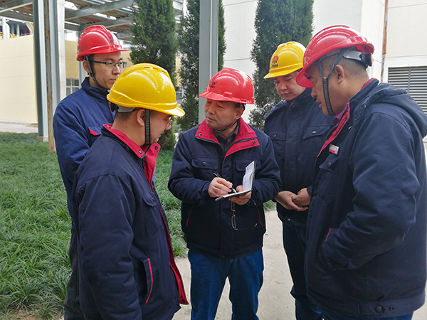 公司領導在甲醇精餾節(jié)能改造項目現(xiàn)場.jpg