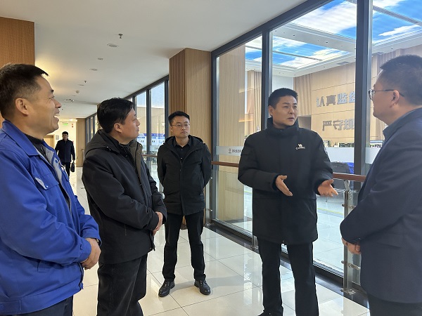 1月31日，咸陽市工信局副局長趙英立來彬州公司調(diào)研檢查1.jpg