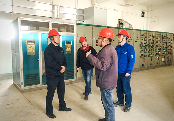 2月8日下午，公司黨委副書記、董事、總經(jīng)理趙強(qiáng)帶領(lǐng)安全環(huán)保部、行政保衛(wèi)部、物料車間相關(guān)領(lǐng)導(dǎo)深入公司191罐區(qū)開展春節(jié)前安全生產(chǎn)綜合檢查。--圖為配電室.jpg