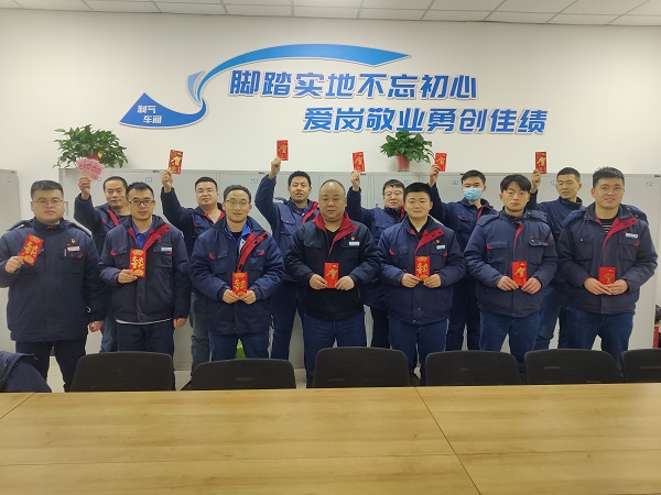 2月11日，大年初二車間管理人員為白班在崗人員，化工二班派發(fā)新春紅包照片.jpg