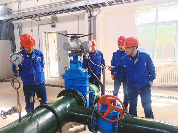 3月19日上午，公司總工程師馬軍忙帶領(lǐng)行政保衛(wèi)部、安全環(huán)保部相關(guān)負責人深入191罐區(qū)，開展“全覆蓋、零死角”的重大危險源安全專項檢查。 (1).jpg