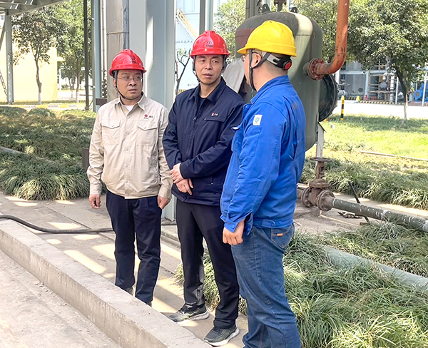 趙總在802搶修現(xiàn)場和車間主任、技術人員深入交流  600.jpg