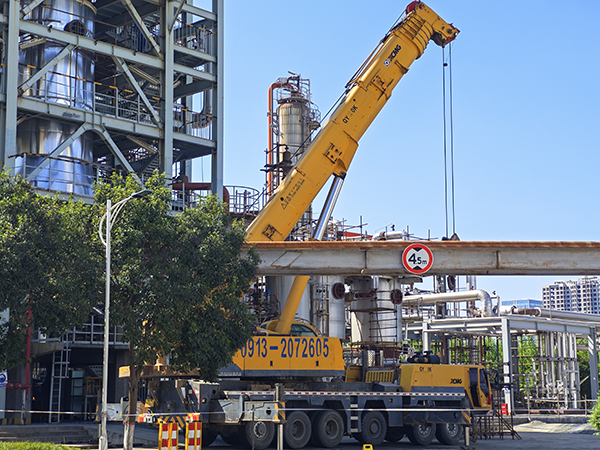 三期大檢修現(xiàn)場(chǎng)隨處可見的身高數(shù)丈、力敵千軍的“大黃蜂”式重量級(jí)作業(yè)吊車  600.jpg