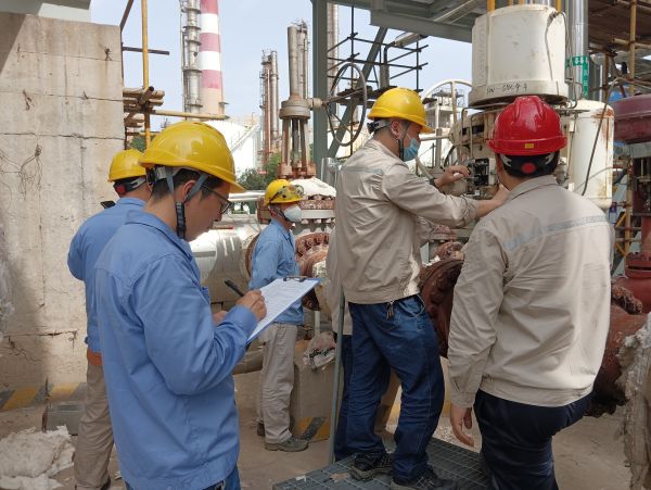 三期檢修現(xiàn)場(chǎng)，計(jì)控電儀部在進(jìn)行“精益檢修 安全有我”主題活動(dòng)的安全檢查（2）.jpg