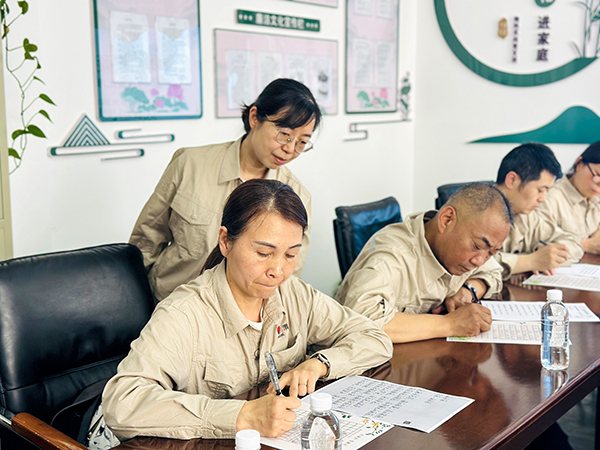 4月18日下午，物料車間黨支部組織運(yùn)行崗位職工開(kāi)展“書(shū)廉韻 倡廉潔”仿宋字書(shū)廉比賽。 (2).JPG