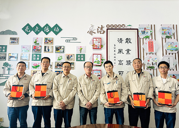 4月18日下午，物料車間黨支部組織運(yùn)行崗位職工開(kāi)展“書(shū)廉韻 倡廉潔”仿宋字書(shū)廉比賽。--晉級(jí)選手發(fā)放獎(jiǎng)品.JPG