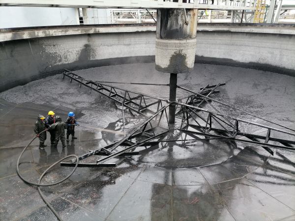 圖1 4月29日，雷仲民帶領(lǐng)清理隊伍清理澄清槽。.jpg