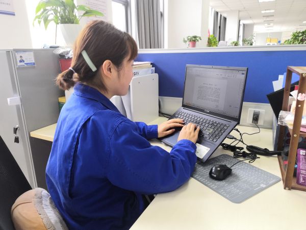 圖1 5月2日，宣傳組組長(zhǎng)高丹正在編寫中修稿件。肖歡 攝.jpg