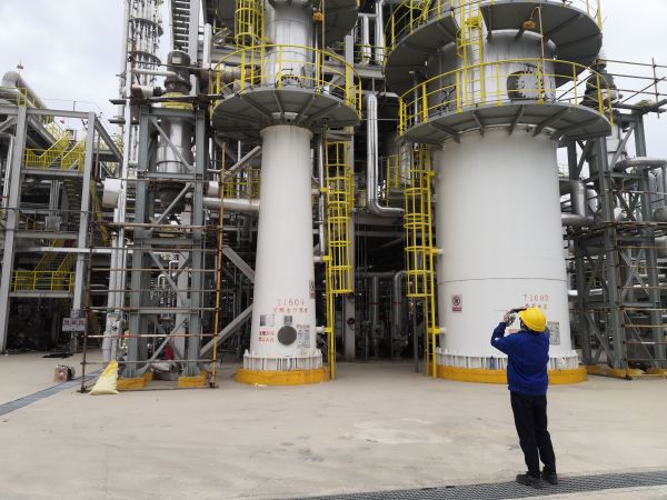 圖2 5月2日，沈思研拍攝T1604甲醇水分離塔拆人孔。肖歡 攝.jpg