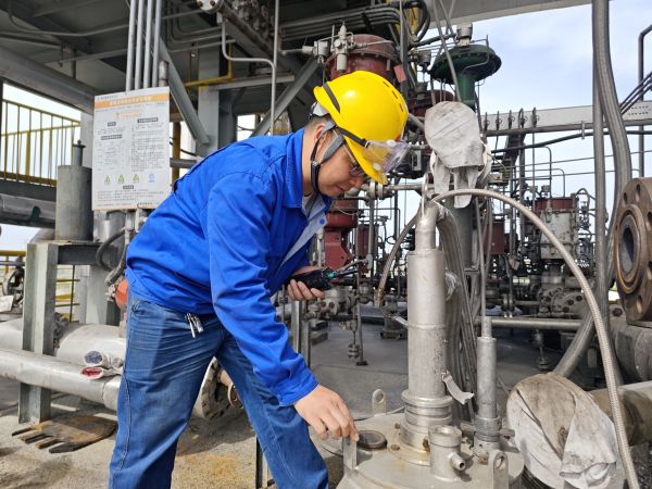 圖1 5月7日，現(xiàn)場(chǎng)人員查看氣化爐火勢(shì)情況。劉航 攝.jpg