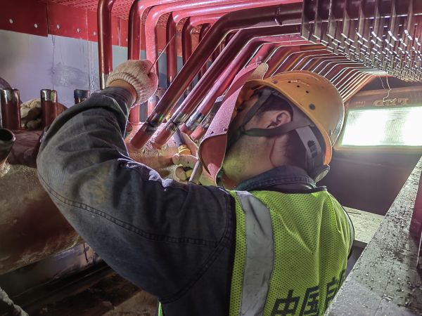 2024年5月20日，動(dòng)力車(chē)間4號(hào)鍋爐施工單位檢修人員正在焊接新的省煤器.jpg