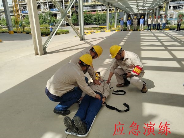 6月12日上午，制氣車間開展丙烯泄漏應(yīng)急演練，上圖為演練中搶救人員對(duì)暈倒職工進(jìn)行心肺復(fù)蘇急救紀(jì)實(shí)照片.jpg