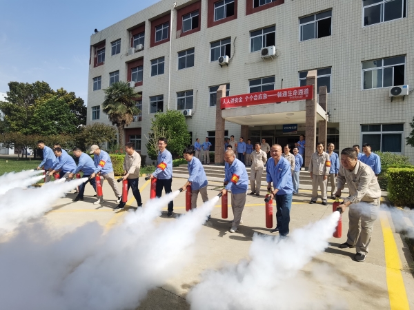 6月13日上午，消防培訓(xùn)結(jié)束后大家分組現(xiàn)場進行滅火器模擬使用3.jpg