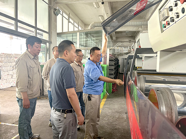 7月18日，總經(jīng)理李留道陪同陜西省安全督導(dǎo)幫扶小組到公司生產(chǎn)現(xiàn)場進(jìn)行了系統(tǒng)檢查.jpg